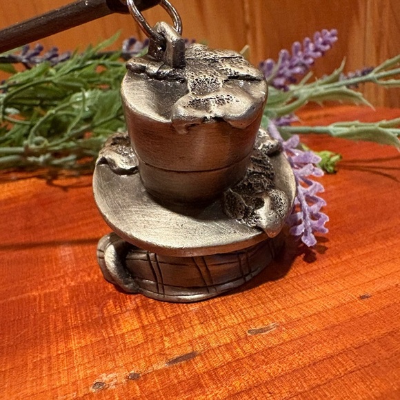 Frosty the Snowman pewter candle snuffer - Picture 2 of 6